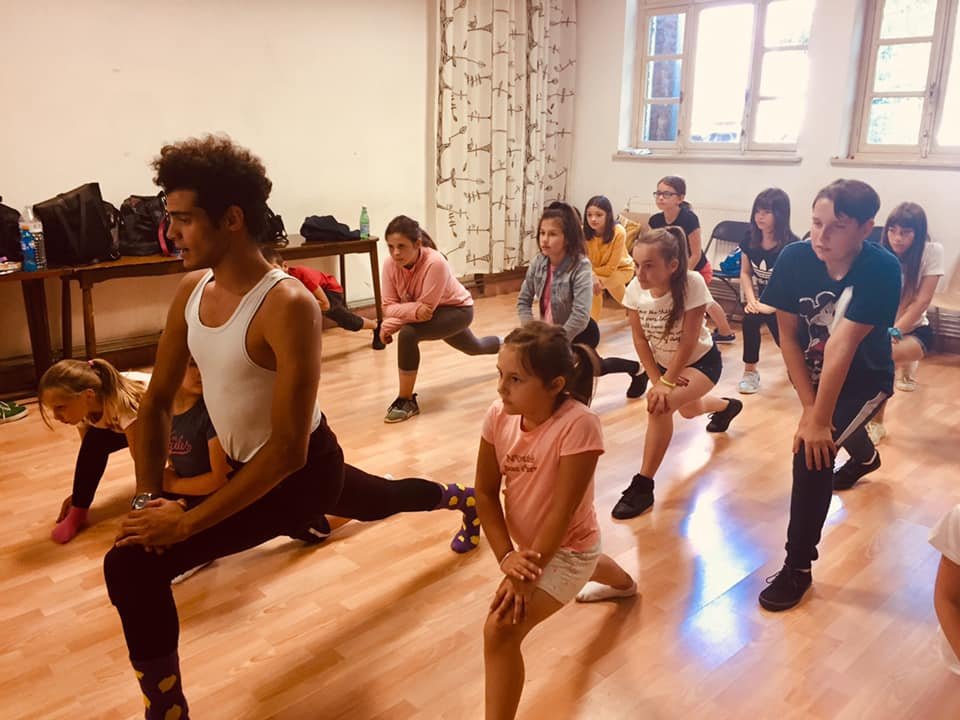 Animateur avec enfants en répétition