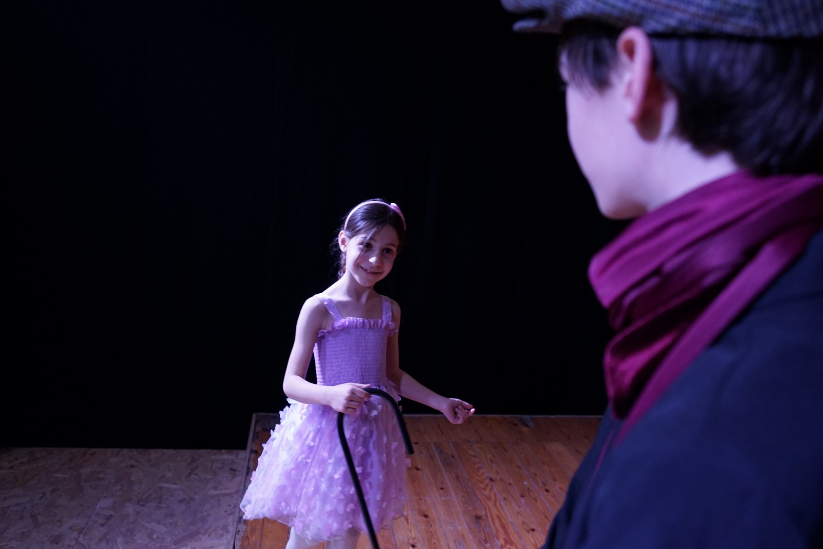 Enfant concentré sur scène