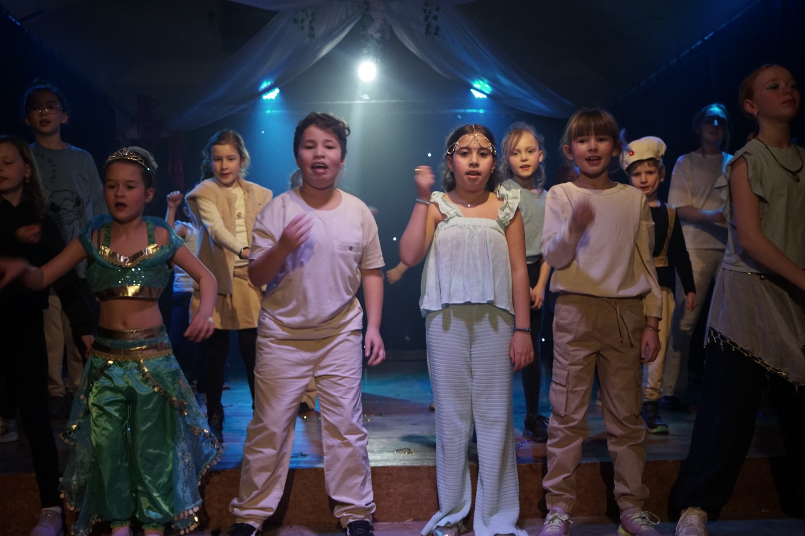 Enfants chantant ensemble sur scène